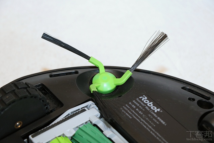 ▼ 雙側刷配置於機身左右兩側，主要負責將牆邊與角落的灰塵撥入清掃路徑中，且能一次抓取較多的灰塵，避免邊角殘留，藉此提升實際清掃覆蓋率。