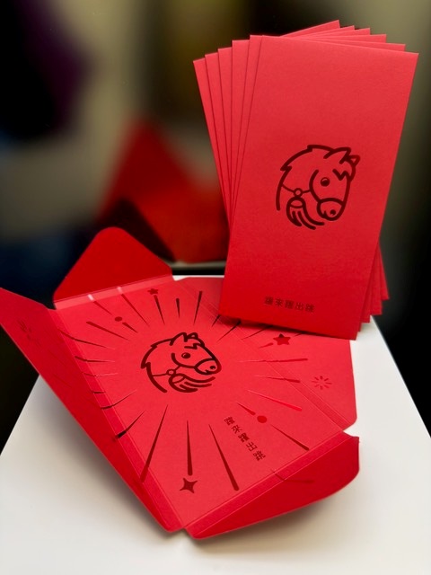 Apple AirPods Pro 3 馬年特別款上市，紅纓設計融入新年寓意、限量紅包袋免費送