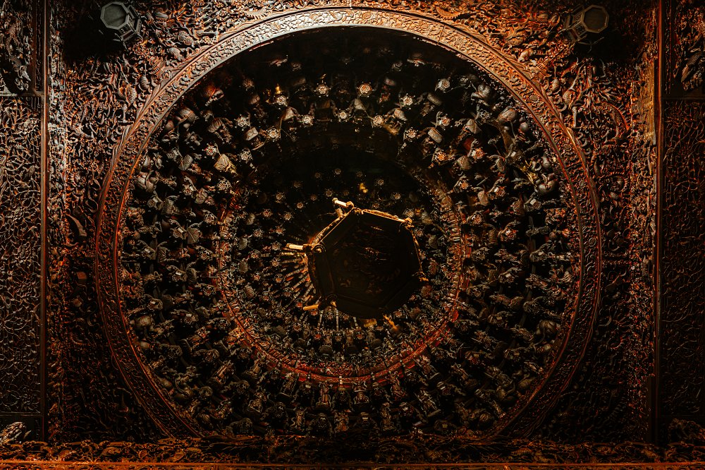 黃柏雯表示,當初會涉獵廟宇攝影是被本身的結構之美與豐富的視覺元素所吸引,後來採用高畫素機身拍攝,更能明顯感受到細節呈現上的差異,也讓這類題材在後製檢視與輸出時得以展現更多層次。(Sony α7R V + SEL2070G、38mm,F10、30s、ISO 400)(看大圖)