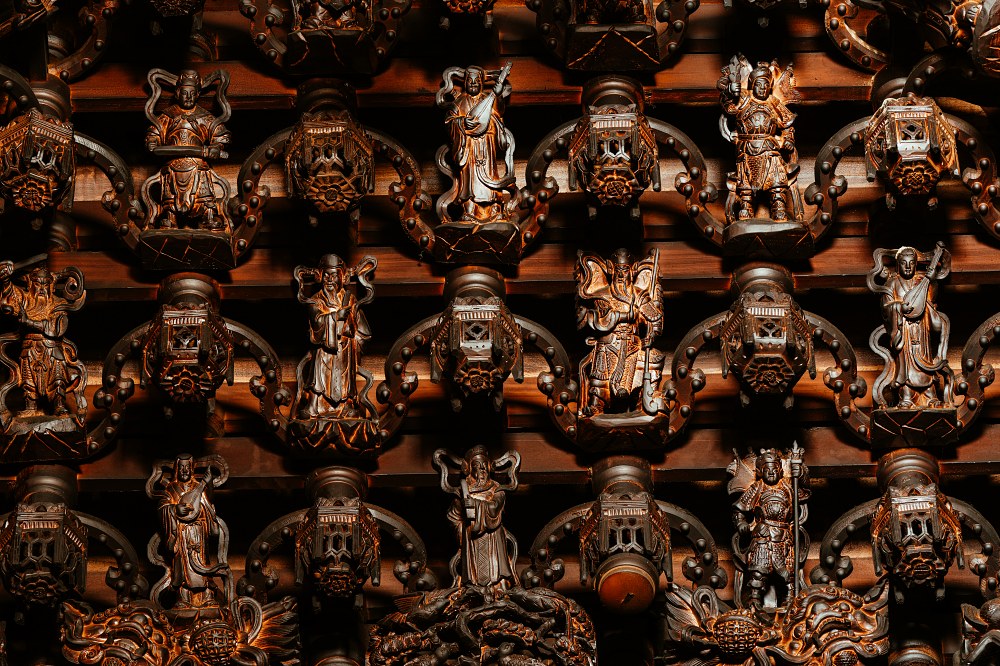 黃柏雯時常回家後用電腦放大檢視,才意外發現廟宇穹頂的雕刻居然藏了如此多細節!每尊神像的造型都各不相同。這樣的發現,促使他再跑了一趟現場,改以長焦鏡頭捕捉更多原本被忽略的畫面。(Sony α7R V + SEL70200G2、197mm,F8、1.6s、ISO 250)(看大圖)