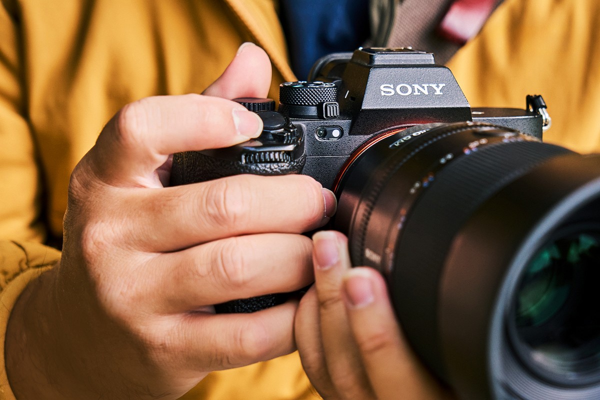 無論是握把設計的改良,或螢幕與電子觀景窗解析度的提升,都為黃柏雯帶來更穩定、直覺的拍攝體驗。