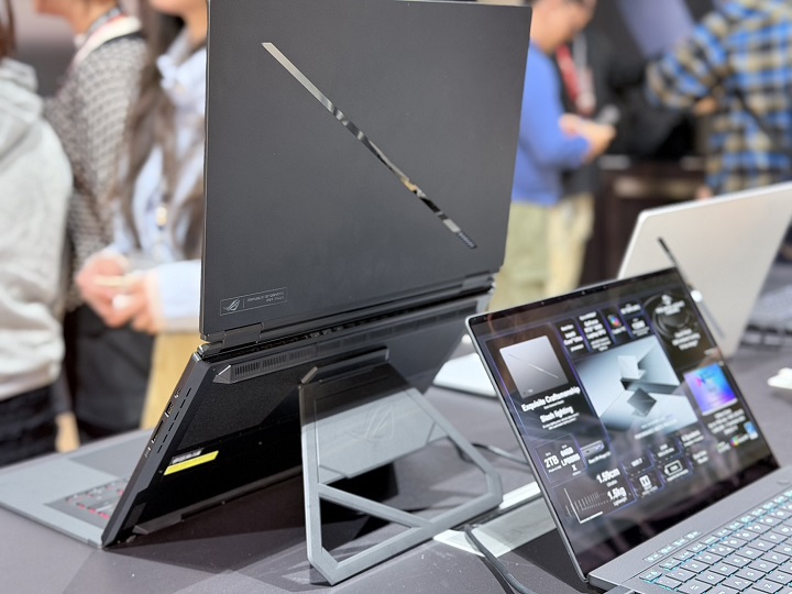 【CES 2026】ROG 西風之神進化！Zephyrus Duo 變身 16 吋雙螢幕，G16 飆上 RTX 5090 效能漲 23%