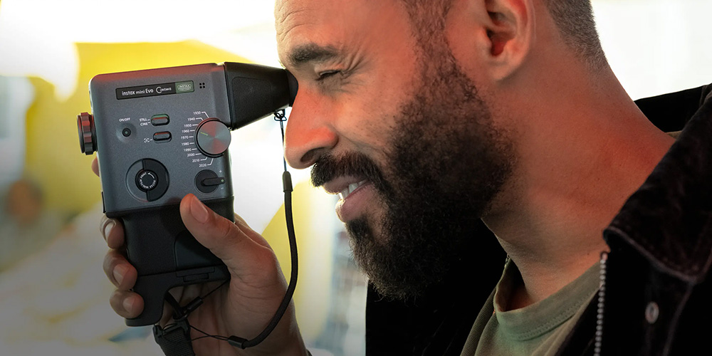 富士發表 instax mini Evo Cinema，首創 8mm 攝影機手感與影片馬上看體驗