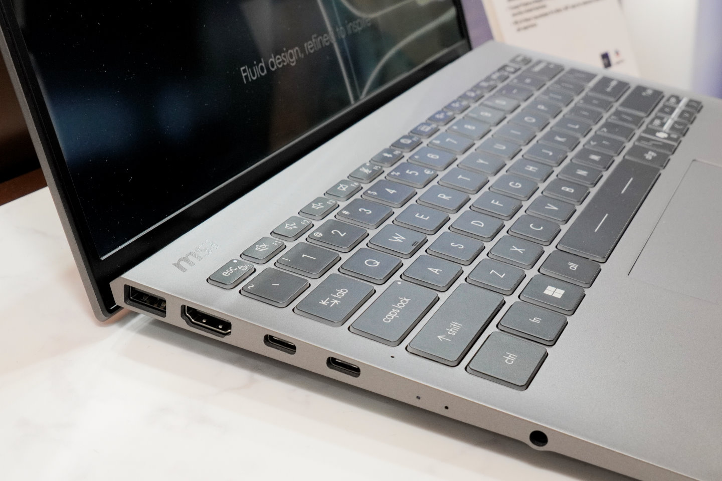 機身左側具有2組hunderbolt 4以及USB3.2 Gen1、HDMI 2.1、3.5mm耳機麥克風複合端子各1組。