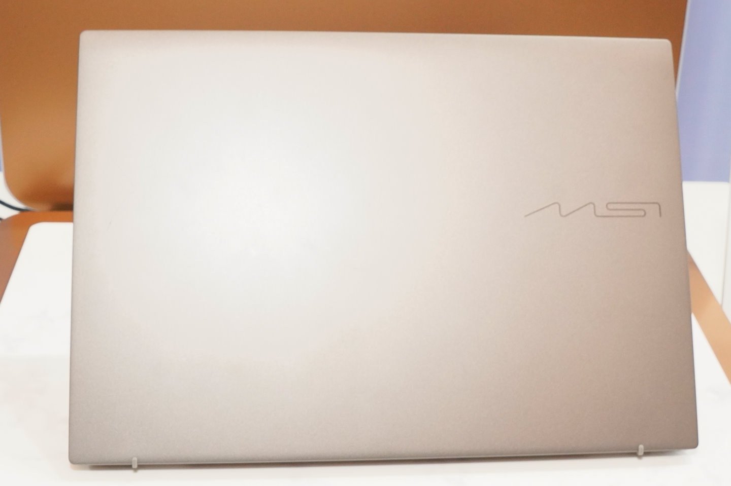 機身上蓋具有新設計的MSI標誌。