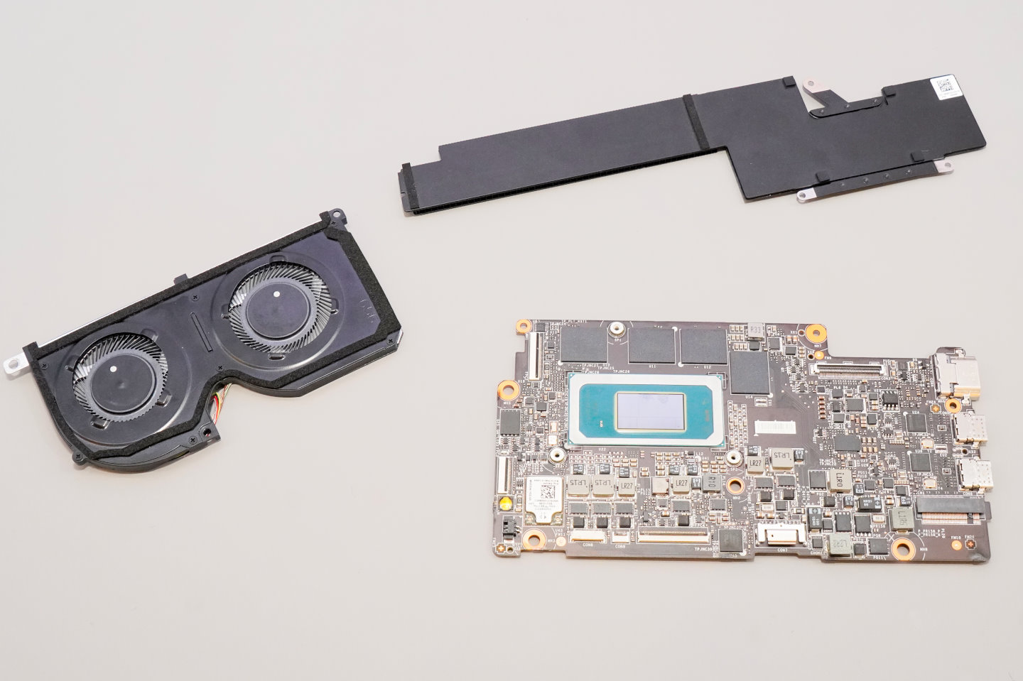 搭配的散熱模組具有30 W的解熱能力，在低負載時噪音僅有18分貝，全速運轉則為30分貝，仍相當安靜。