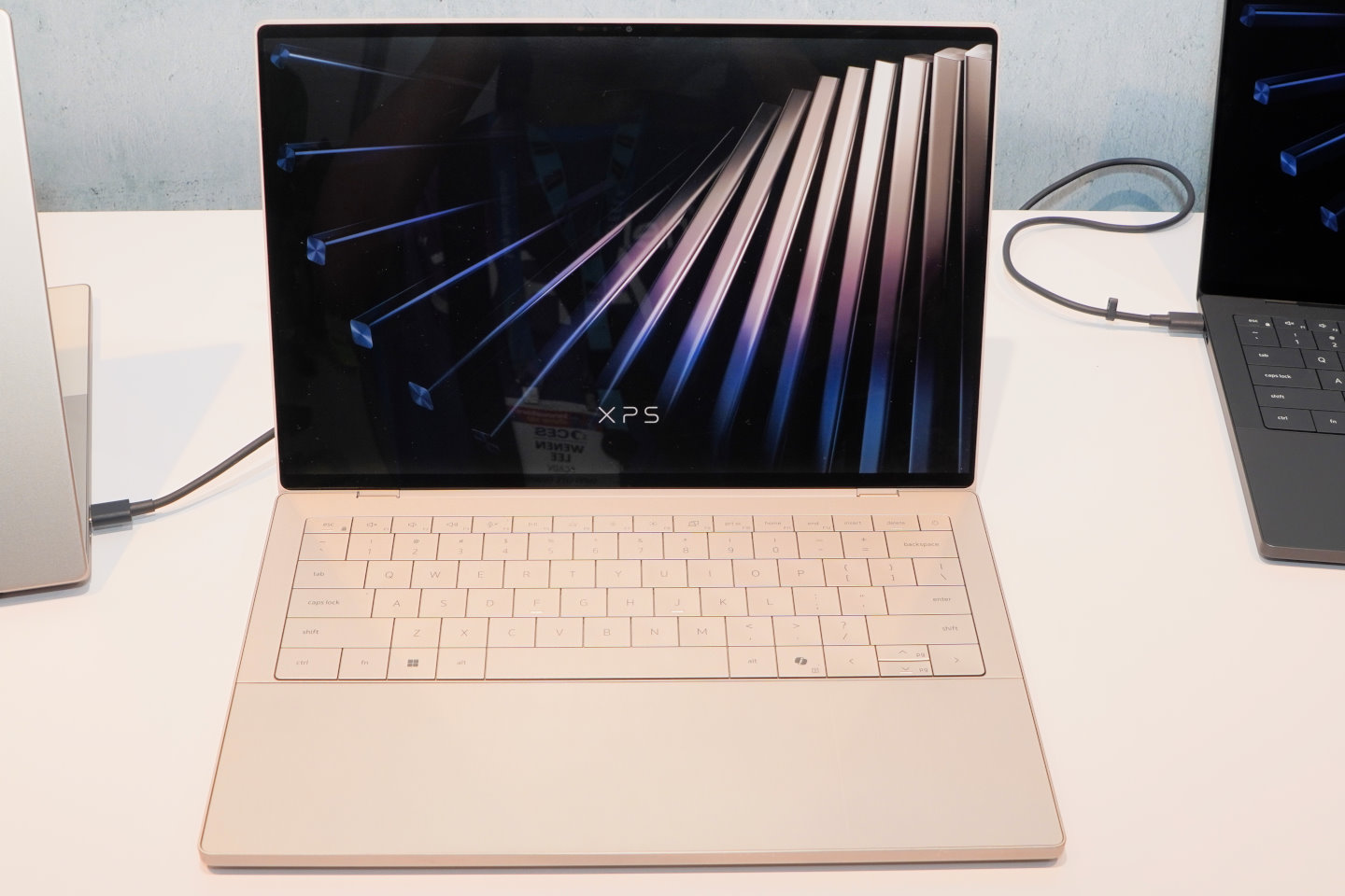 XPS 14可選1920 x 1200、IPS面板或2880 x 1800、OLED面板。