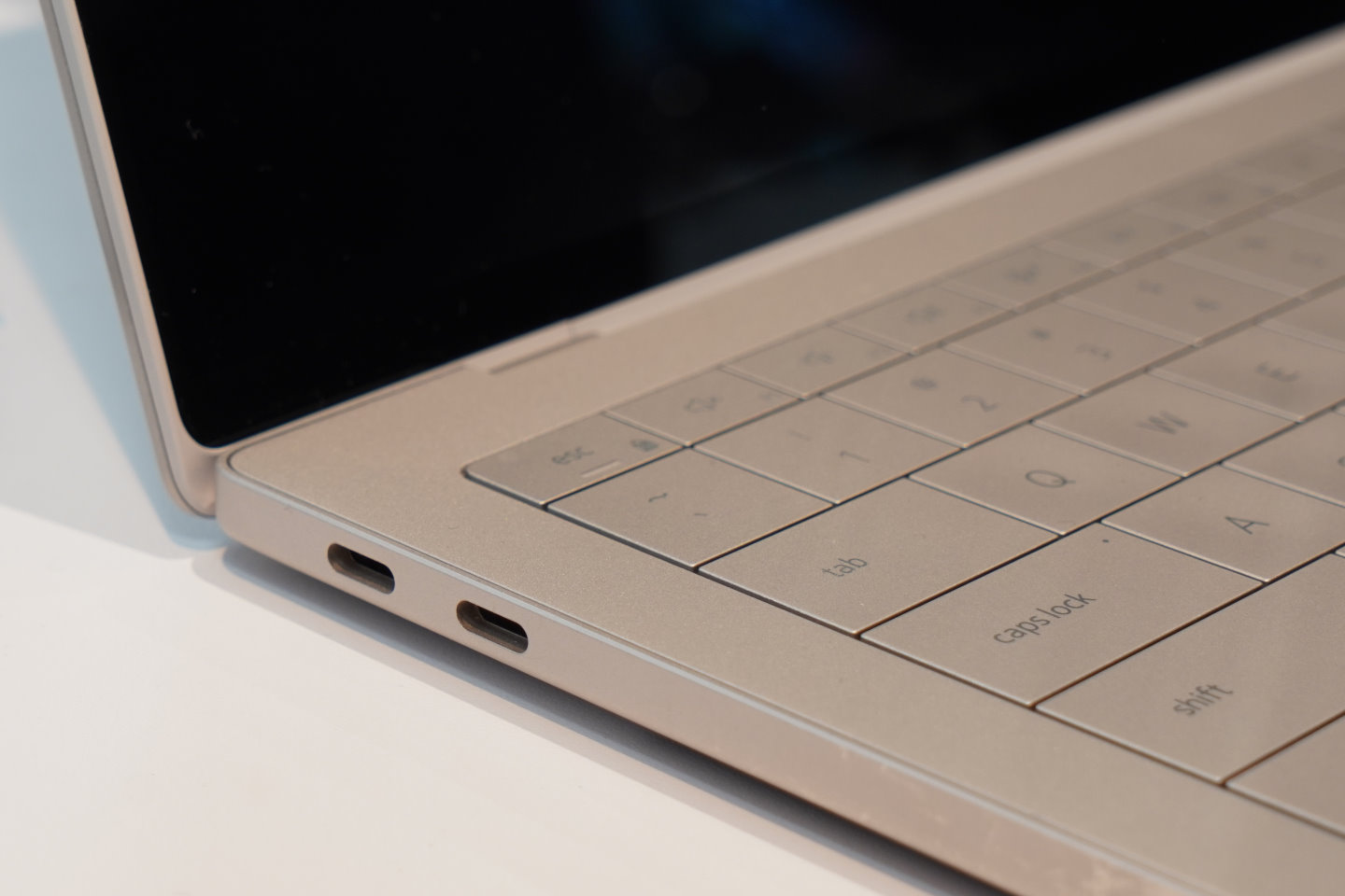 機身左側具有2組Thunderblot 4端子。