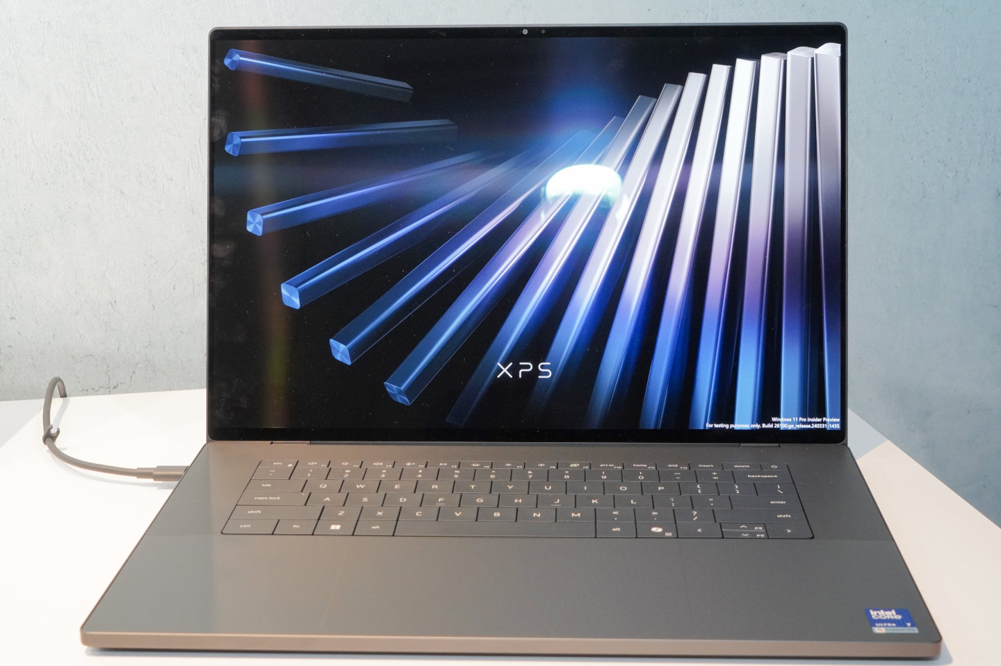 XPS 16則16吋機種，可選1920 x 1200、IPS面板或3200 x 2000、OLED面板。