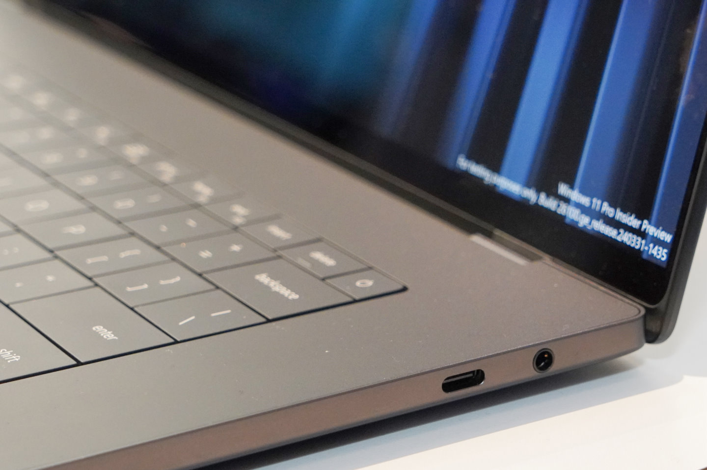 機身右側同樣為Thunderblot 4、耳機麥克風複合端子各1組。