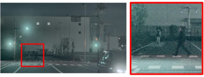 在 0.1 lux1 照度下，偵測到前方 120 公尺處有行人（使用 25mm f/1.4 鏡頭拍攝）。