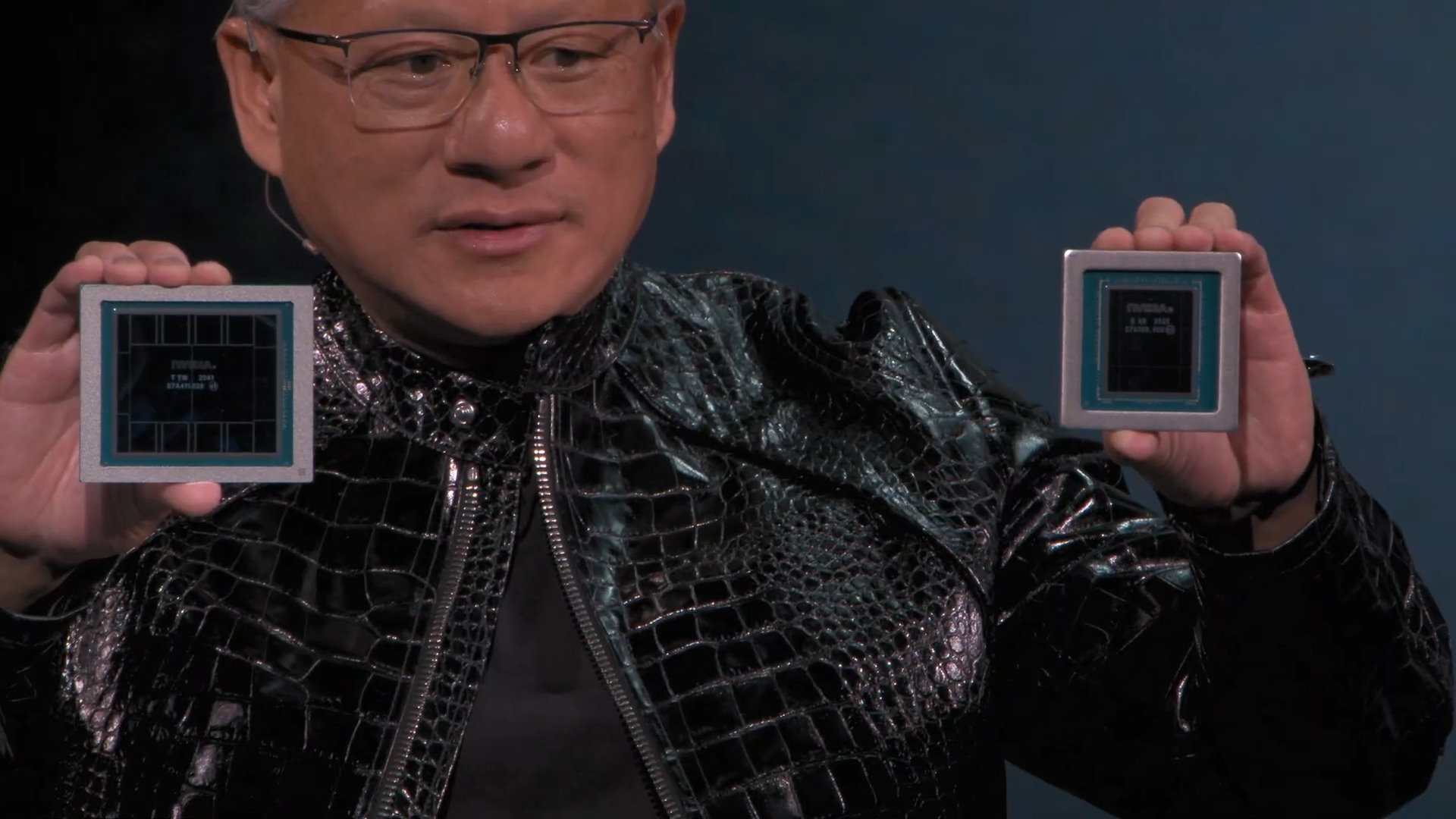 黃仁勳於活動中展示Rubin GPU（左）與Vera CPU（右）。