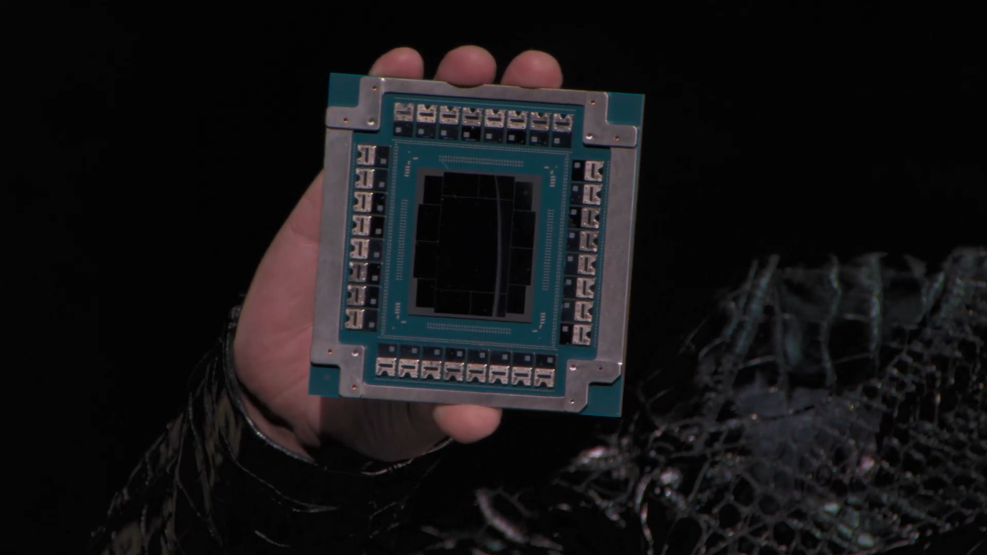 Specturm-X採用TSMC微型環狀調變器（Micro-Ring Modulator，MRM），能夠直接在晶片封裝上產生光學通訊所需的雷射光束，並能夠搭配可拆裝式的光學連接端子，除了能夠減化整體所需的元件數量，還降低整體電力消耗，並減緩傳輸、轉換過程中的訊號衰退。