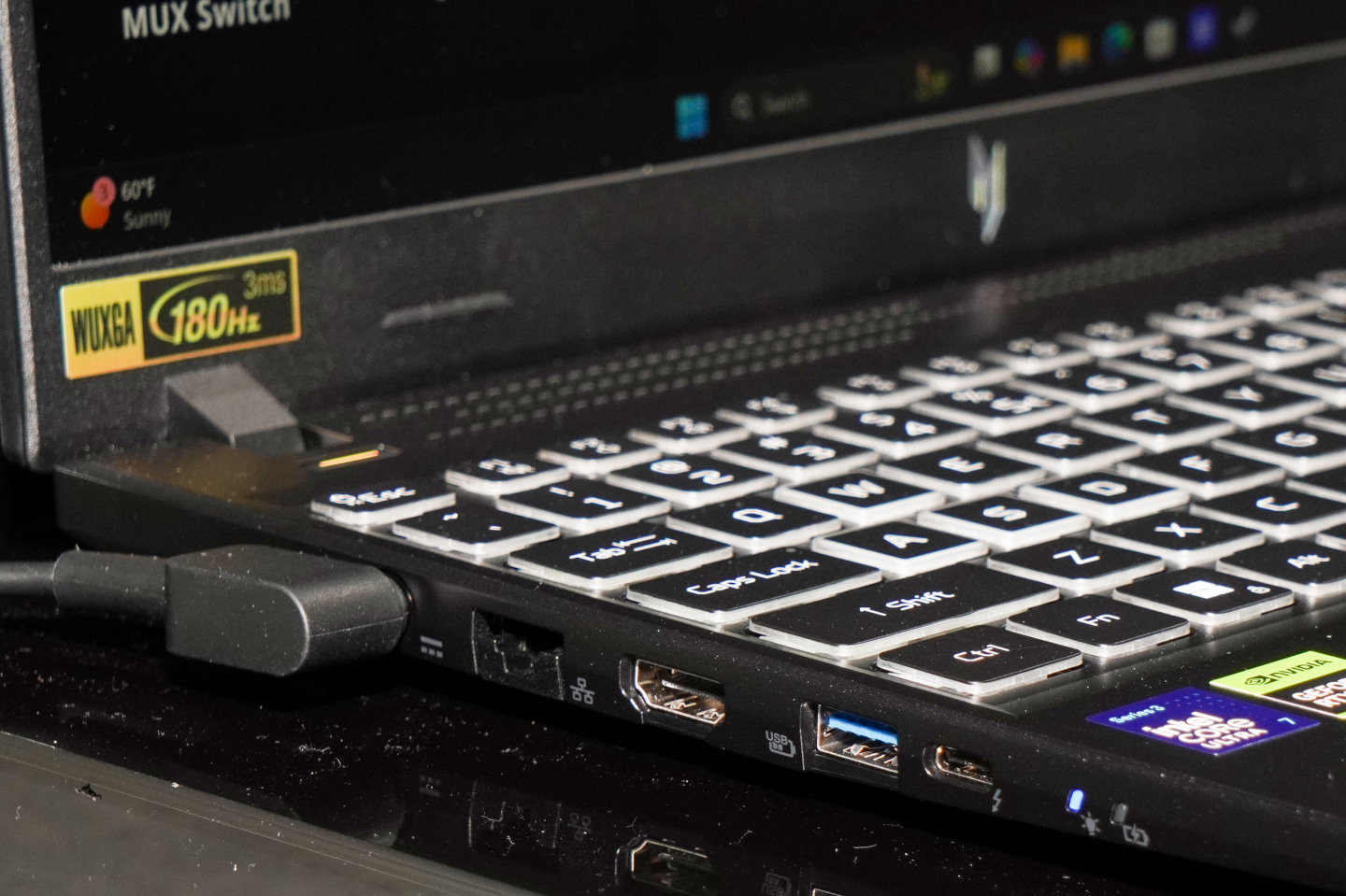 機身左側具有RJ-45乙太網路、HDMI 2.1、USB 3.2 Gen 2、Thunderbolt 4端子各1組。