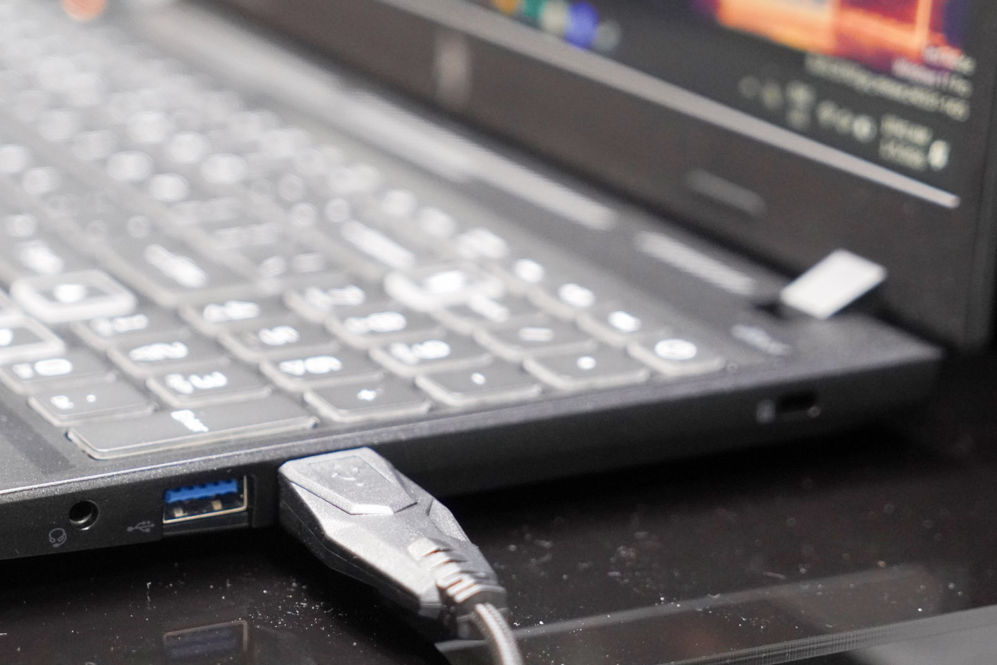 機身右側具有2組USB 3.2 Gen 1與耳機麥克風複合端子、Kensington肯辛頓鎖孔各1組。