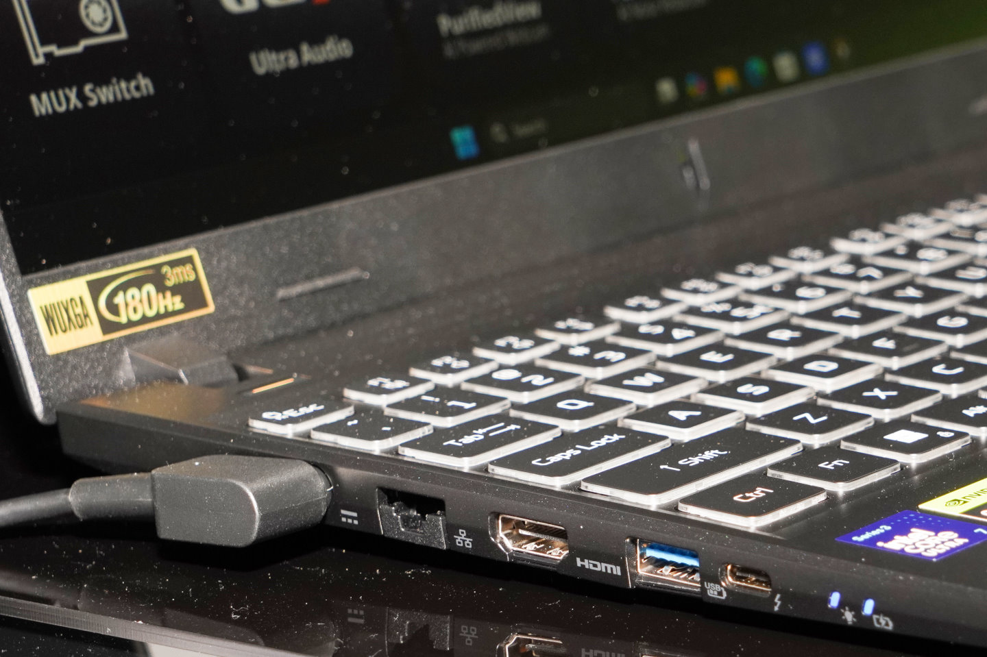 機身左側具有RJ-45乙太網路、HDMI 2.1、USB 3.2 Gen 2、Thunderbolt 4端子各1組。