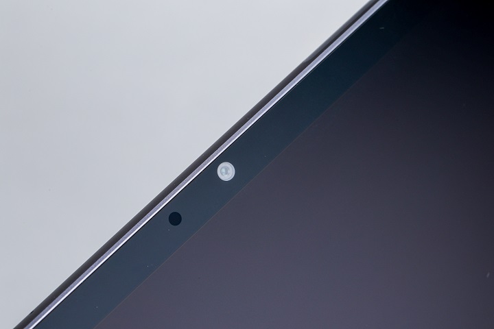 螢幕上方則配置 800 萬畫素、f/2.0 光圈的前置鏡頭，雖然不具備變焦功能，但對於視訊會議或線上教學已足夠。