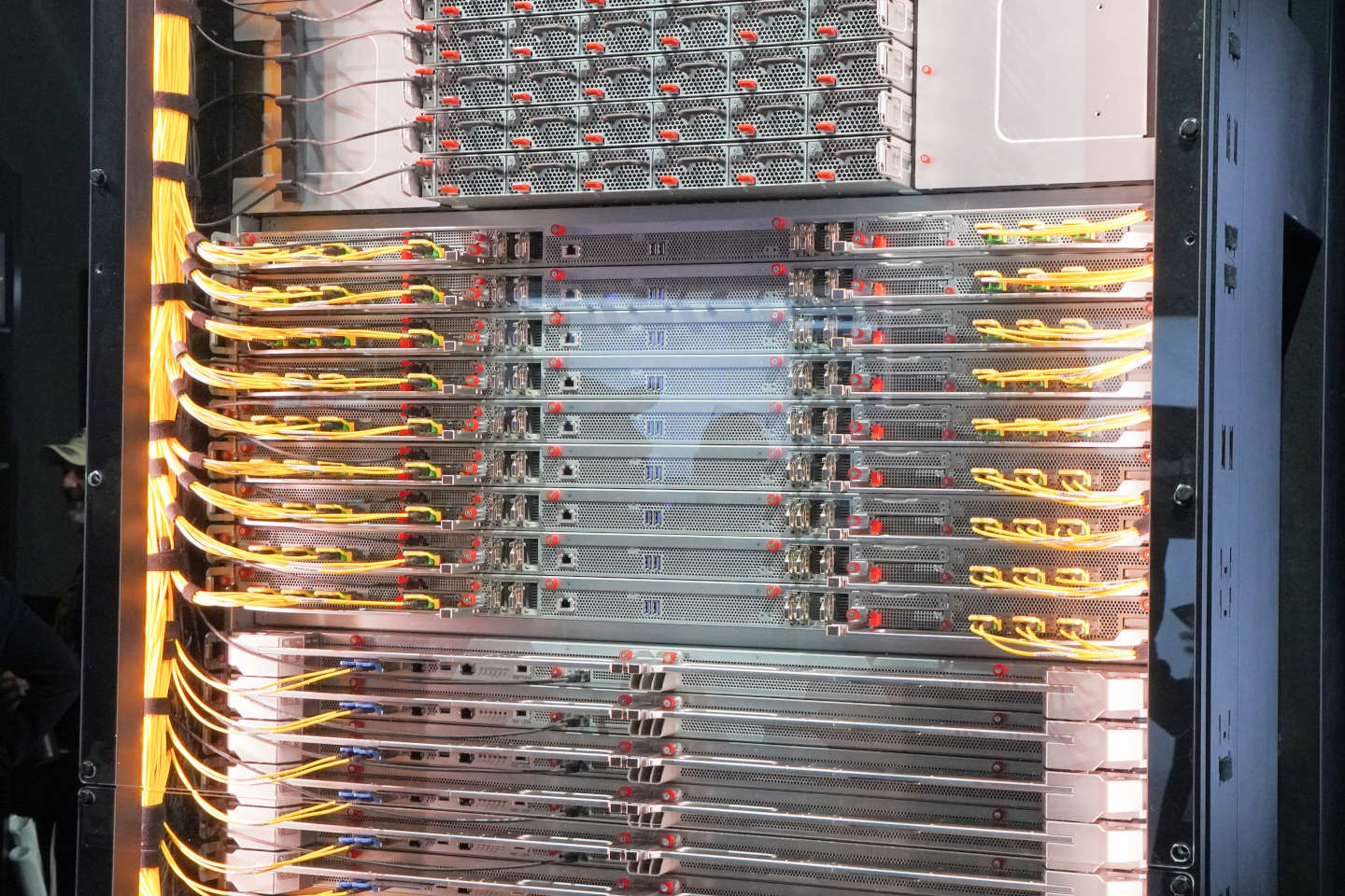 Helios機櫃展示，它採用OCP制定的雙寬度尺寸，圖中上、下共2群比較寬的托盤即為運算托盤。