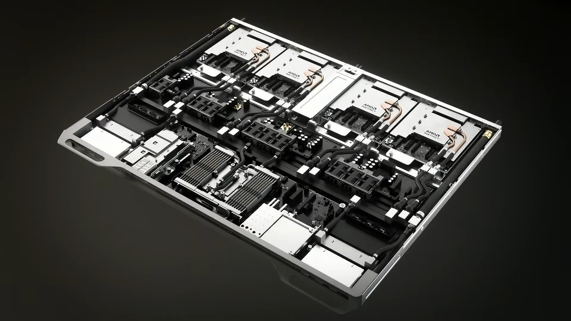 運算托盤內部展示，處理器與Instinct MI455X加速器皆採用水冷散熱方案。