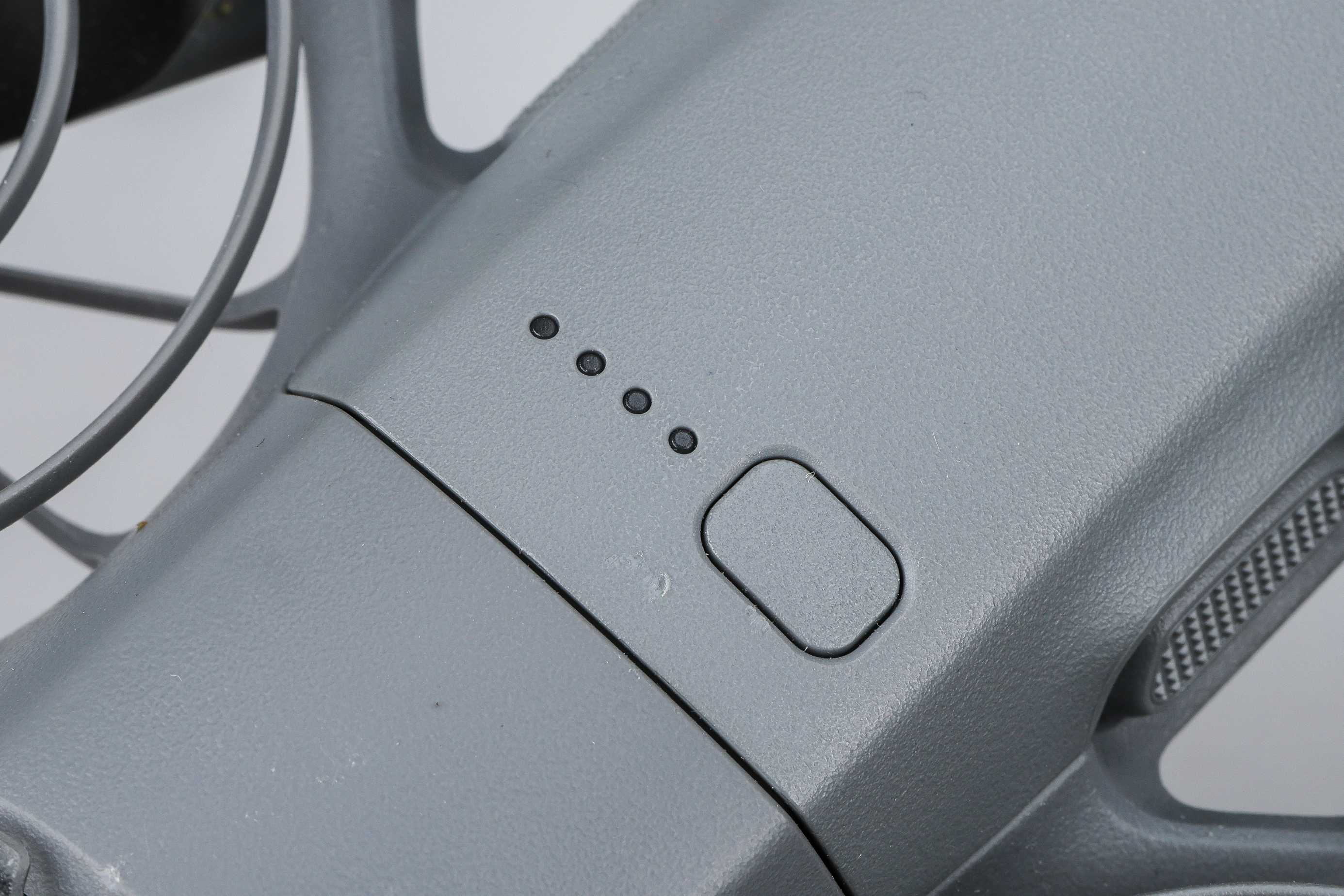 電源鍵/電量指示燈:機身頂部整合電源鍵與電量指示燈,短按即可快速查看剩餘電量。