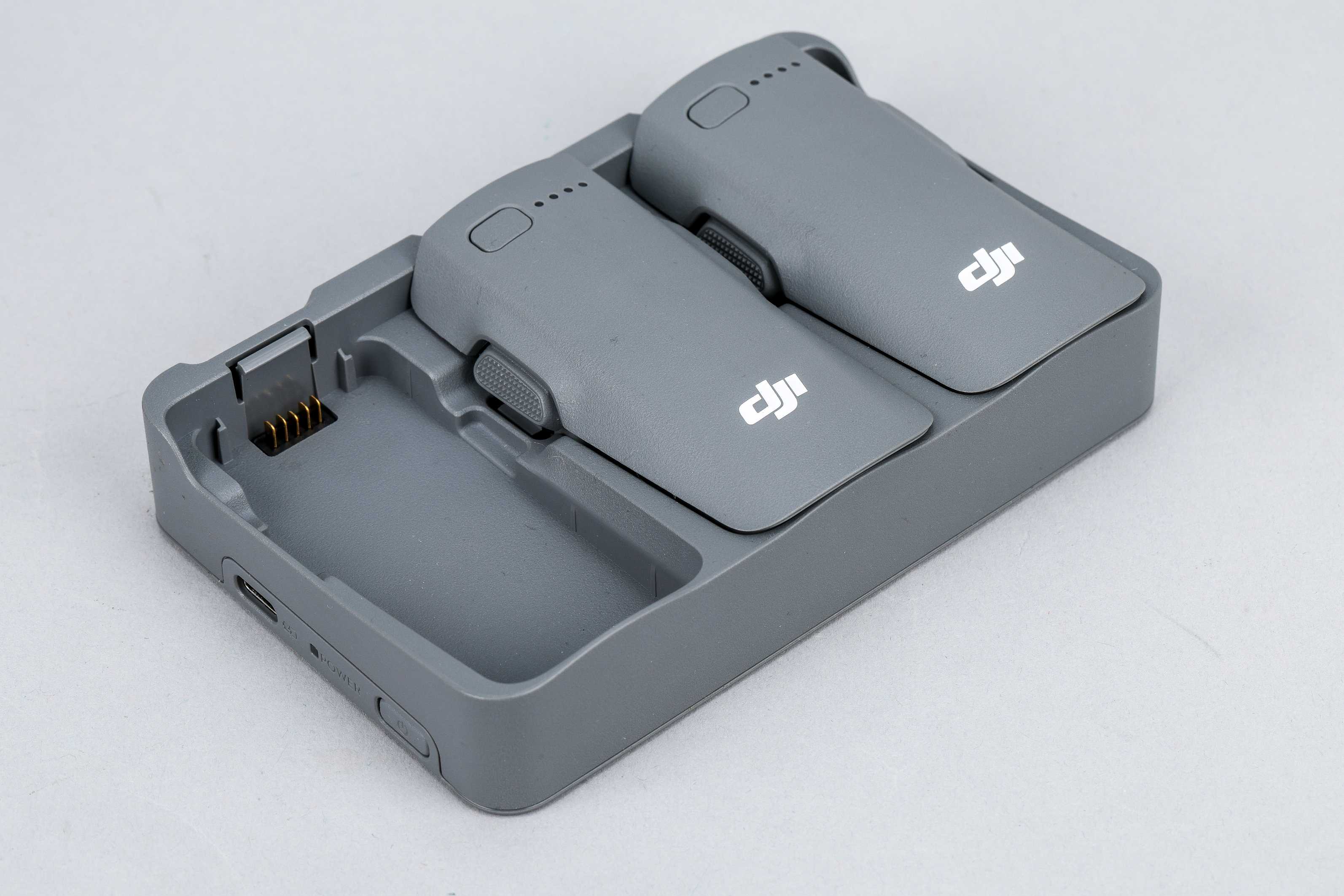 雙向充電管家:可同時收納並為三顆電池充電,短按側邊功能鍵可根據閃燈方式查看電池狀態。