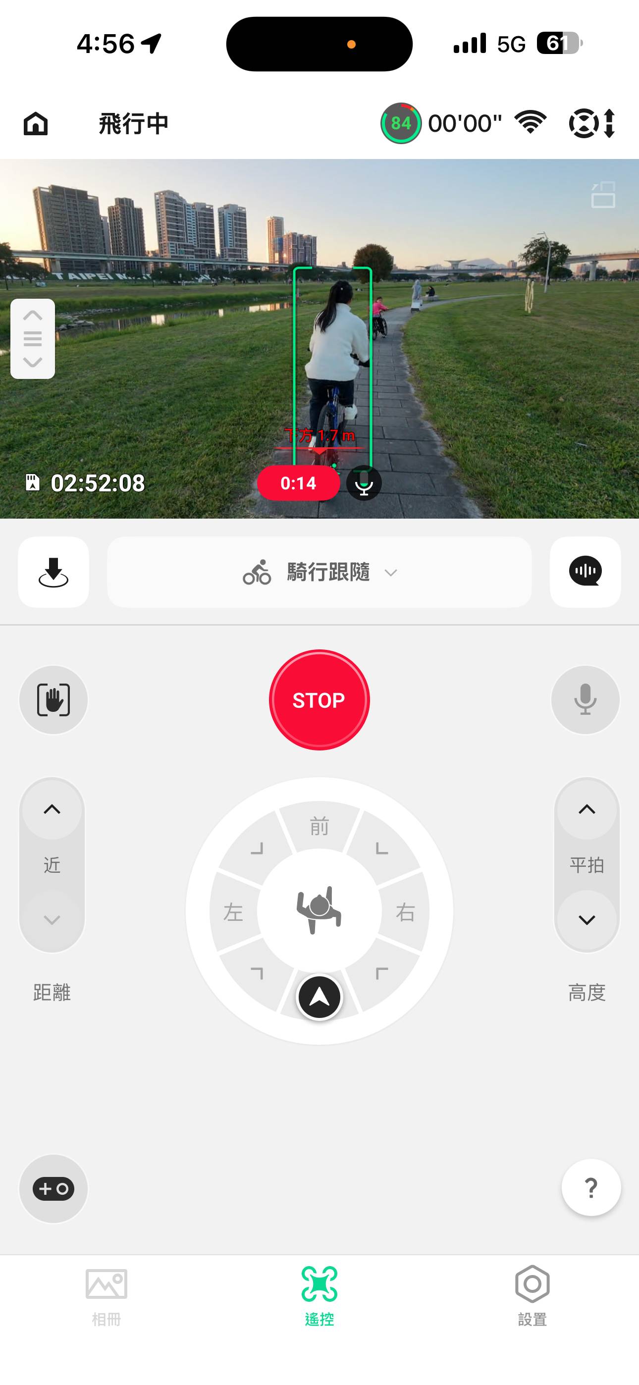 DJI Fly App 騎行跟隨:實測騎乘腳踏車時,可精準指定側拍、斜後或倒退跟隨角度等,構圖穩定、不易掉拍。