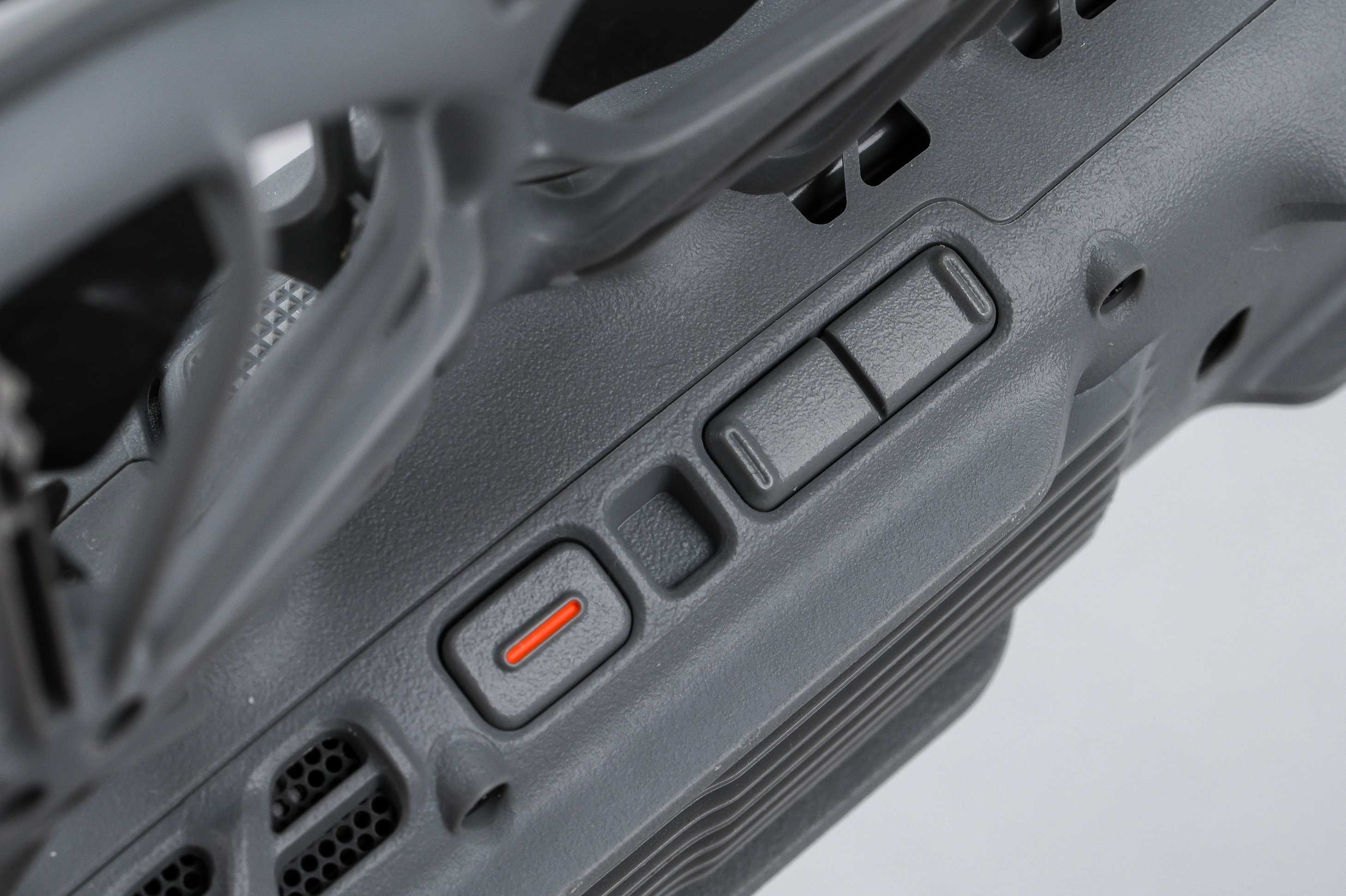 起飛按鍵/切換按鍵:單擊左右切換鍵調整拍攝模式、長按調整拍攝距離,按下紅色錄影鍵即可倒數起飛。