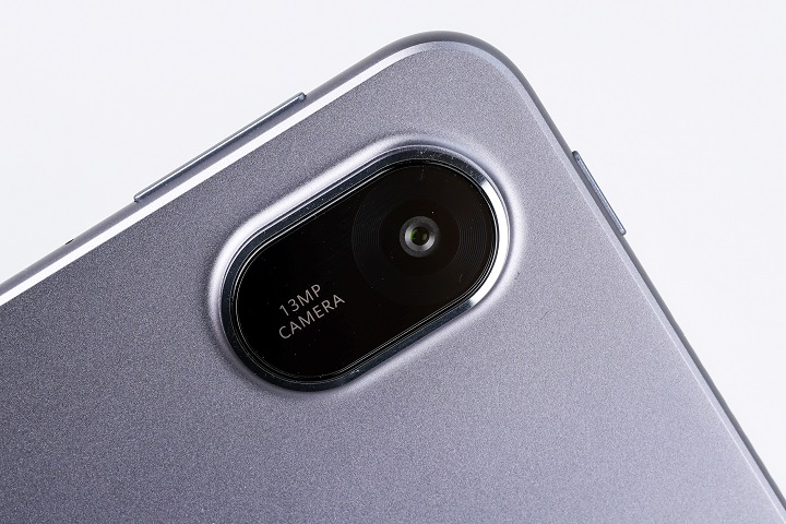 機身後方搭載 1,300 萬畫素的主鏡頭，擁有 f/1.8 光圈並支援自動對焦功能。