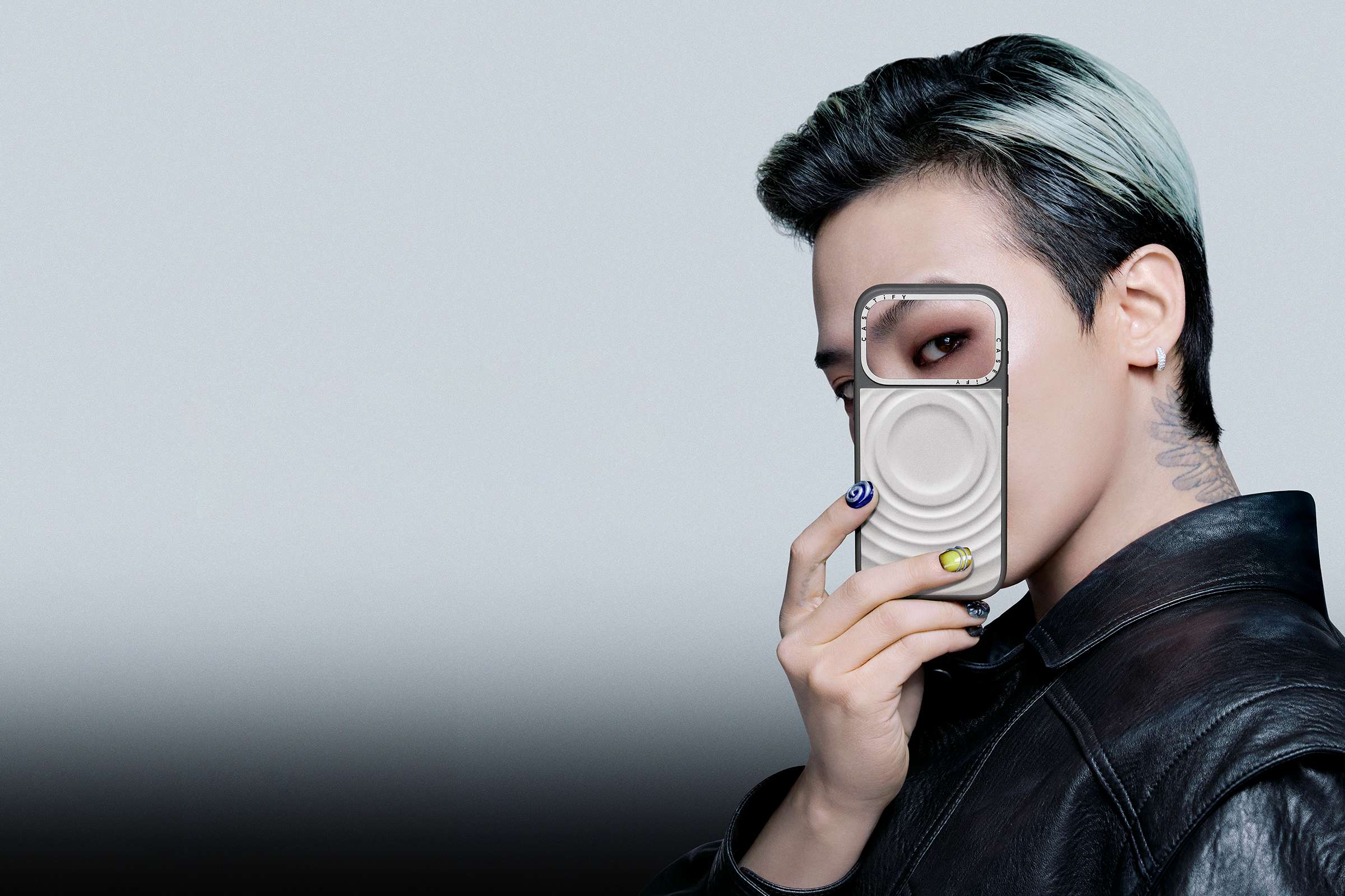 CASETiFY 攜手G-DRAGON 推出「CHROMATIC」系列，金屬、繽紛色手機殼潮到出水！