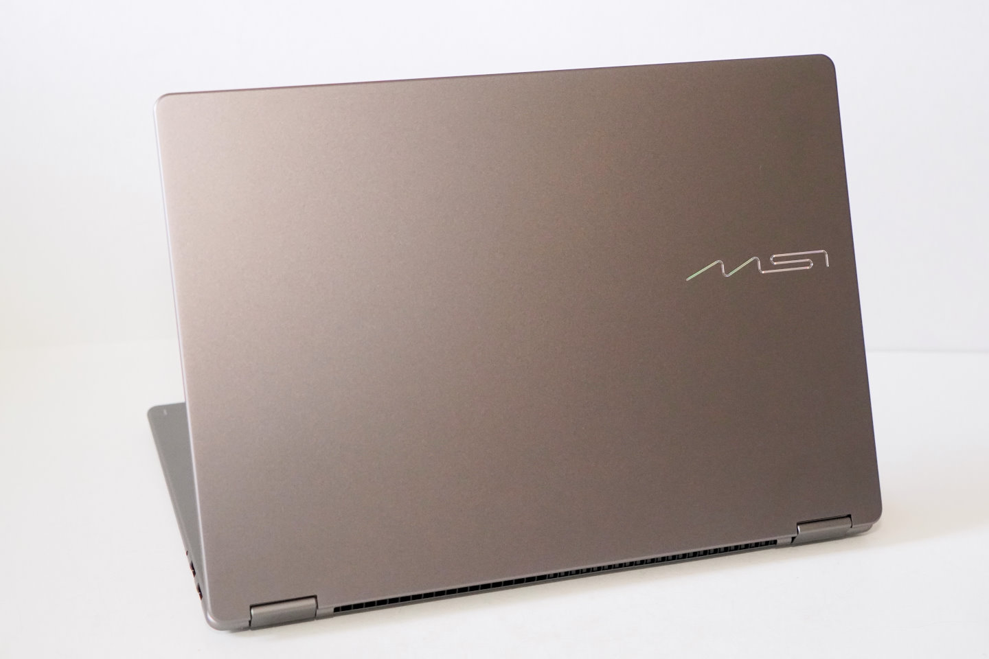 機身上蓋搭配全新設計的MSI標誌。