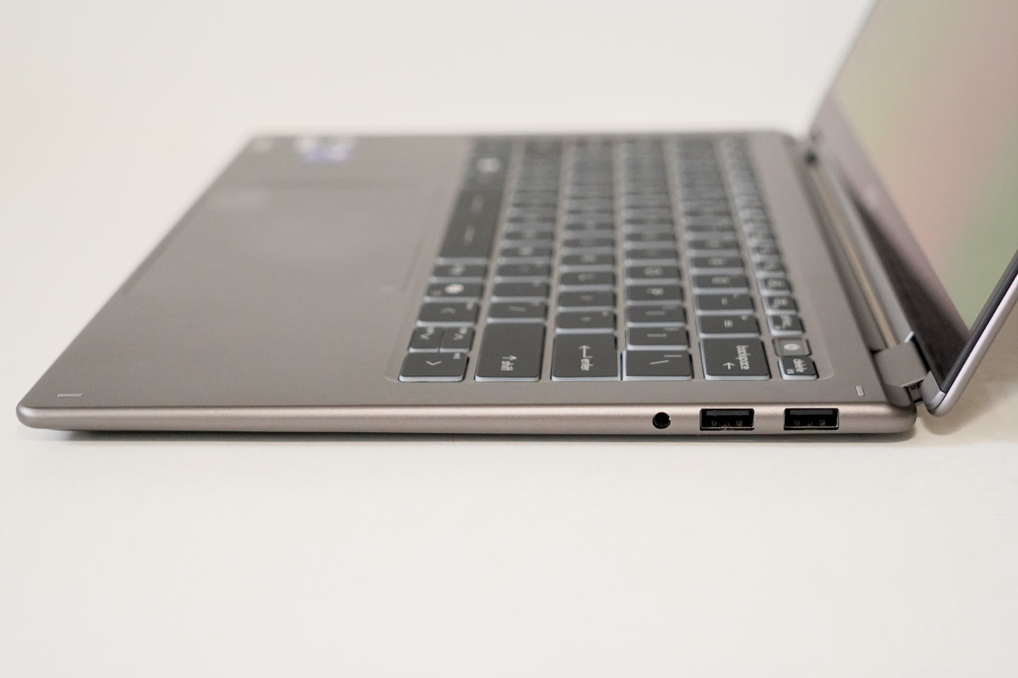 機身右側則有2組USB3.2 Gen2以及1組3.5 mm耳機麥克風複合端子。