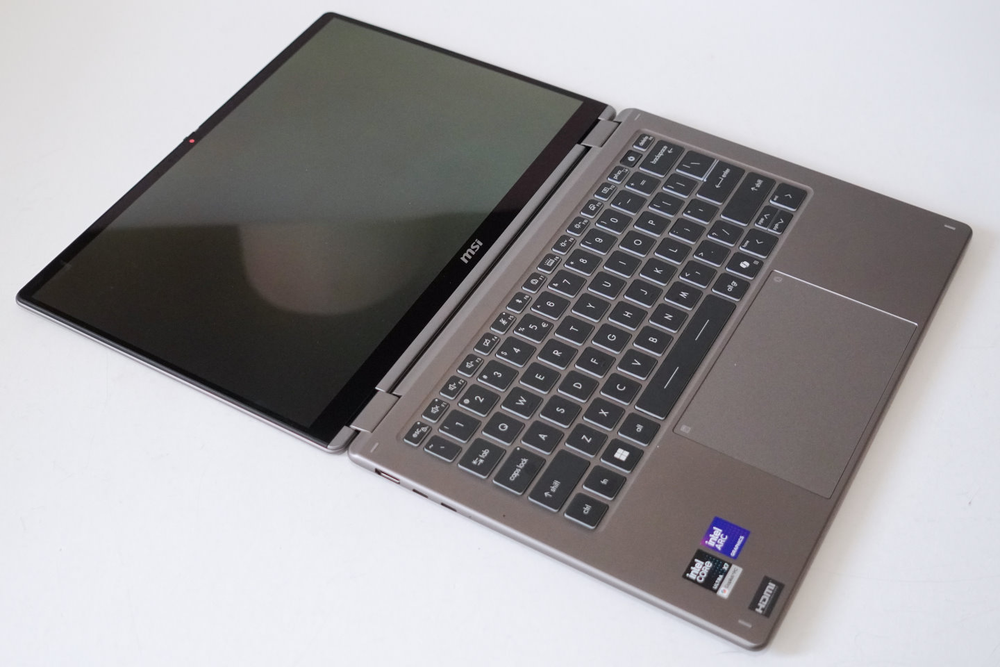 MSI Prestige 14 Flip AI+的翻轉機構讓它能夠平放使用。