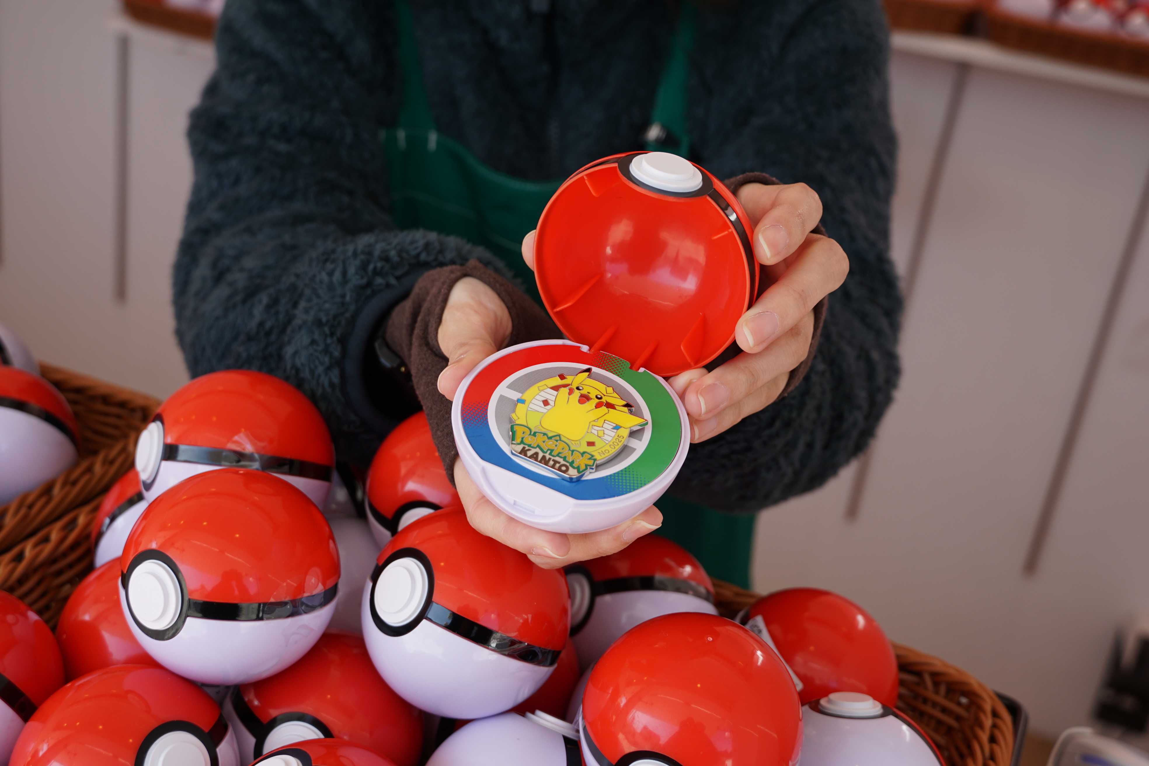 足足有 151 種寶可夢徽章的寶貝球盲盒，如果開到皮卡丘應該可以去買樂透了，或是試著再去跟店員交換看看！？