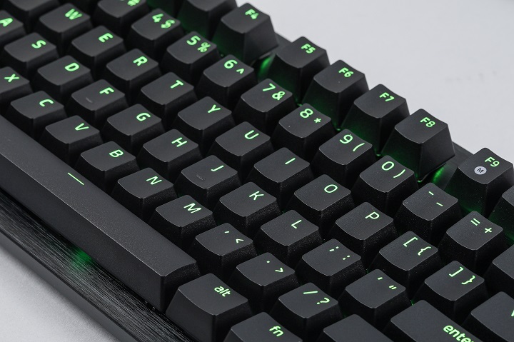 採用純英文的 PBT 雙射出成型透光鍵帽，沒有注音與倉頡字碼，讓視覺上更加簡約，且表面也提供極佳的止滑力。