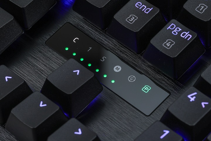 利用鍵盤上的 LED 指示燈陣列輔助，可即時調整觸發高度或快速觸發靈敏度。