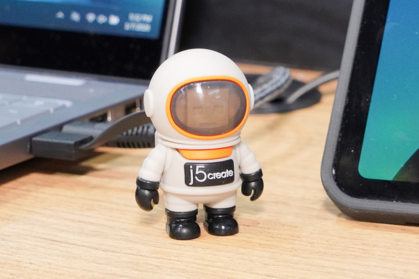 j5Create更新無線蟲洞造型，發表多款擴充底座還能整合視訊輸入