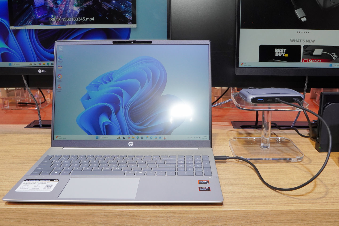 使用者可以透過USB Type-C將擴充底座連接至筆記型電腦，再透過HDMI將遊戲主機連接至擴充底座。