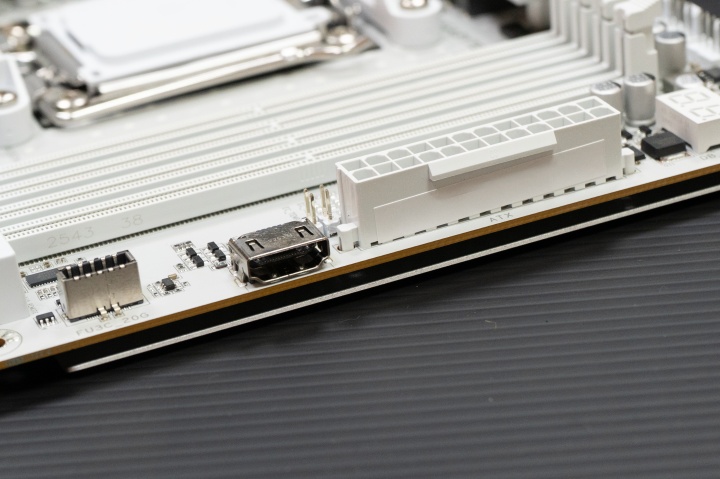 獨立的 HDMI 埠口，可輸出給機箱上的小顯示器。 ▲ 兩個 Gen5 加兩個 Gen4 插槽，頻寬吃滿吃足。 ▲ 可支援至高到 9000MT/s 的記憶體插槽。