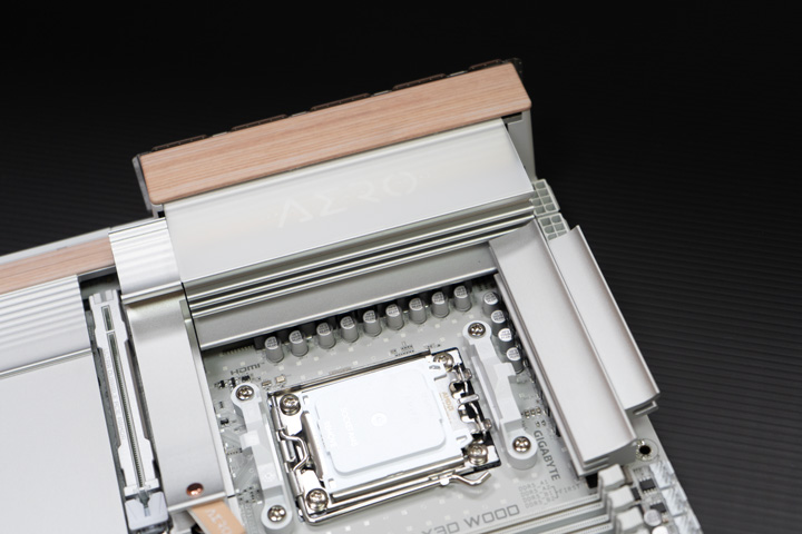 雖然是為 X3D 而生的主機板，同時也相容於所有相同 AM5 腳位的處理器。