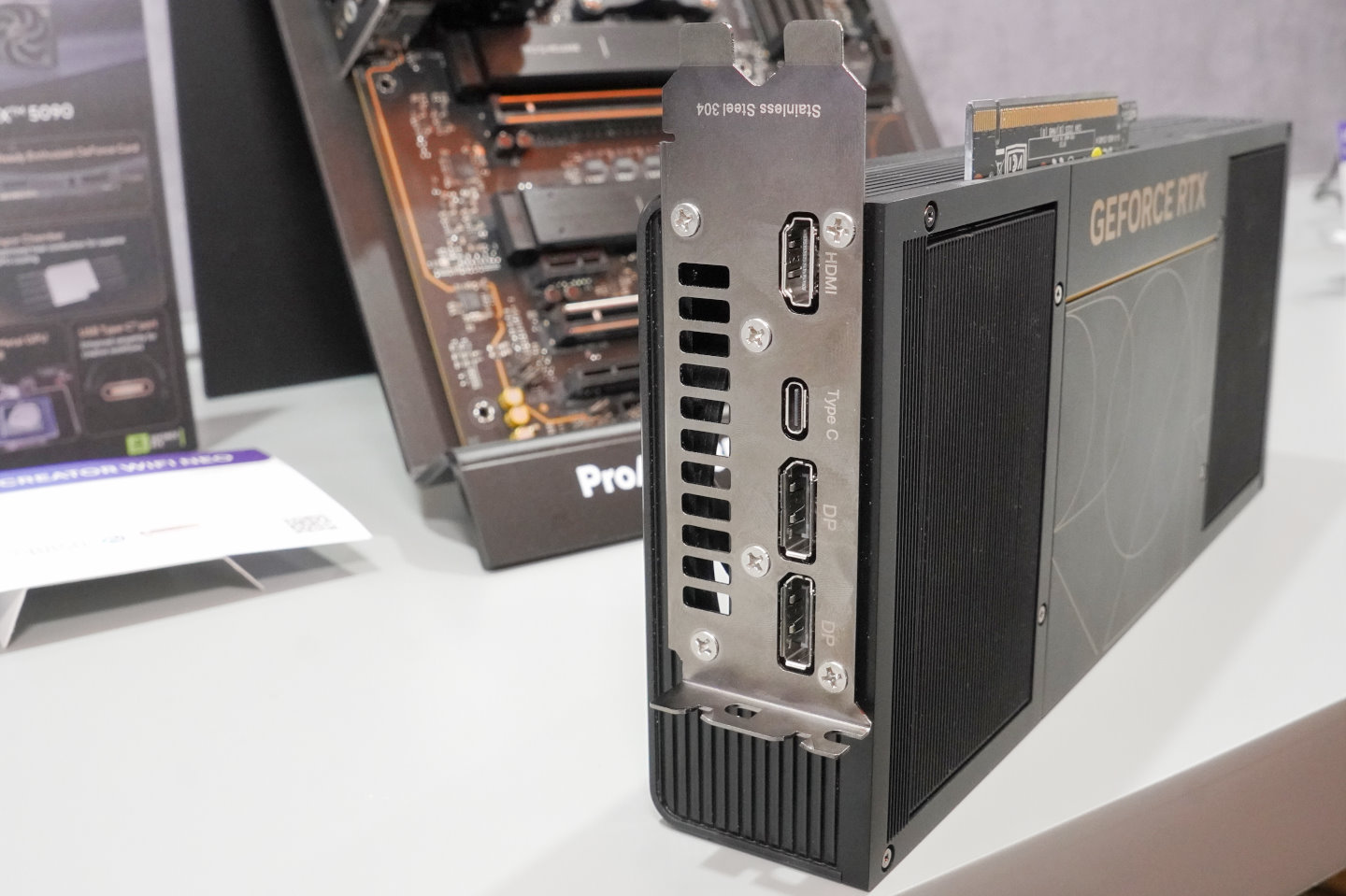 顯示輸出具有2組DisplayPort 2.1b以及HDMI 2.1b、USB Type-C等端子各1組。