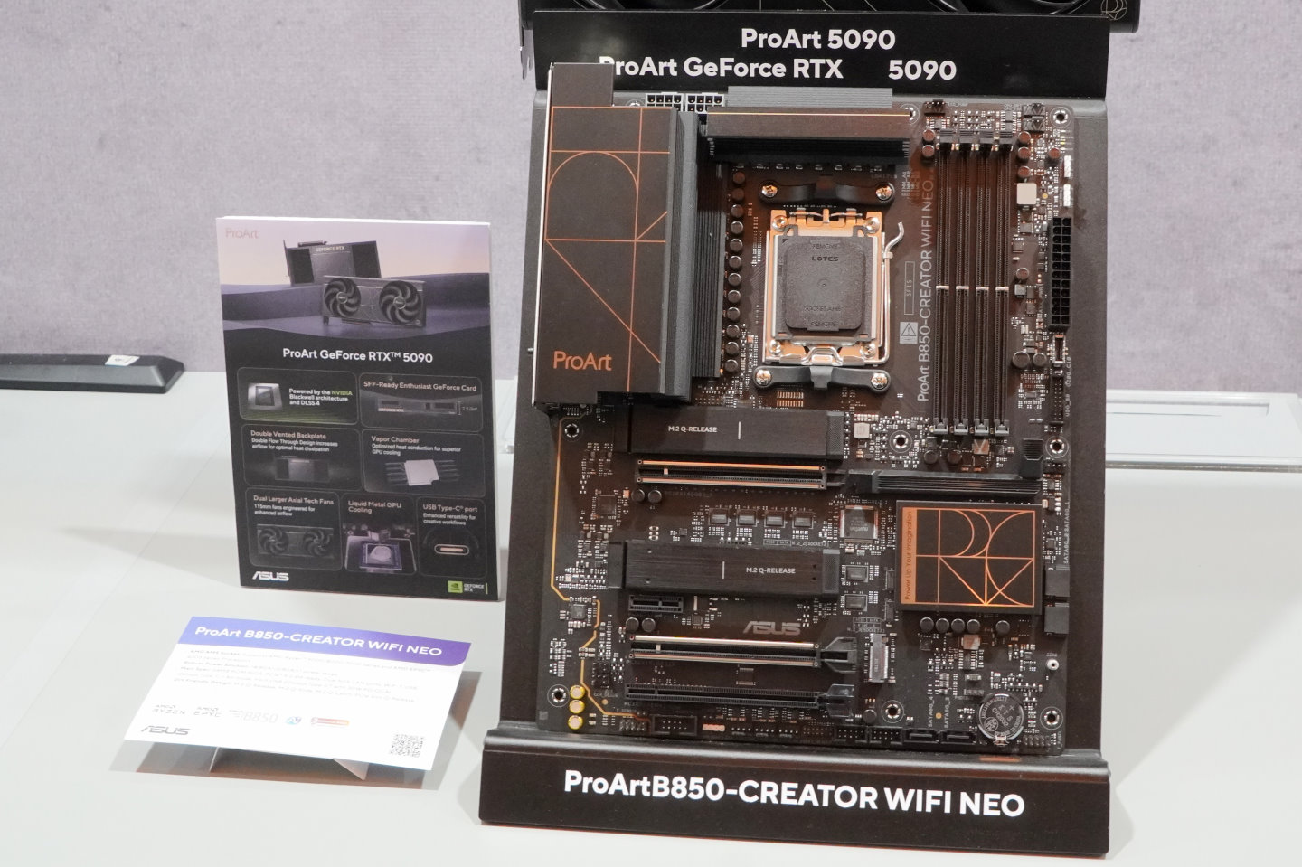 Asus也在會場展示支援AMD AM5腳位處理器的ProArt B850-Creator WIFI Neo主機板。