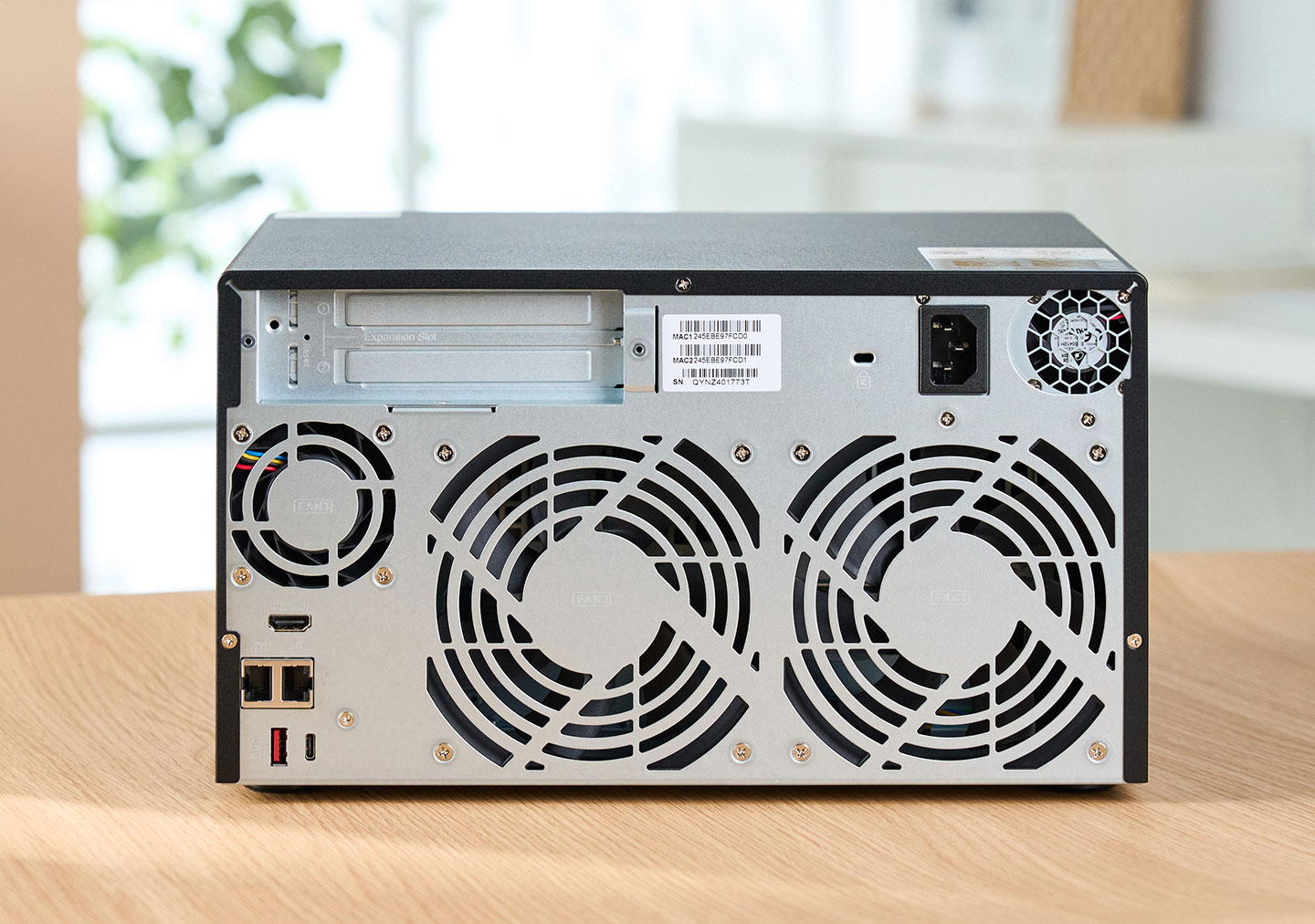 機身後側可以看到兩組的散熱風扇出風口，並搭配兩組 2.5 GbE 規格的乙太網路接口與 1 組 USB 3.2 Gen1 A 埠、一組 USB 3.2 Gen1 C 埠，以及 HDMI 埠可直連顯示器輸出，左上角保留了兩組 PCIe Gen4 插槽，可額外擴充網路卡或顯示卡。