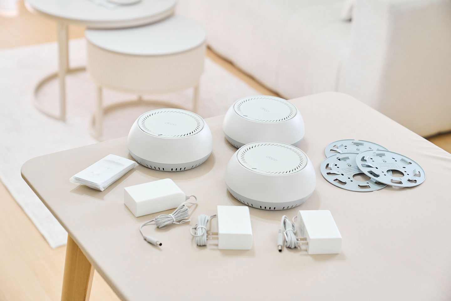 盒內物品一覽，包括三台 Deco BE65-PoE、三組電源供應器、一條網路線與三個壁掛套件。