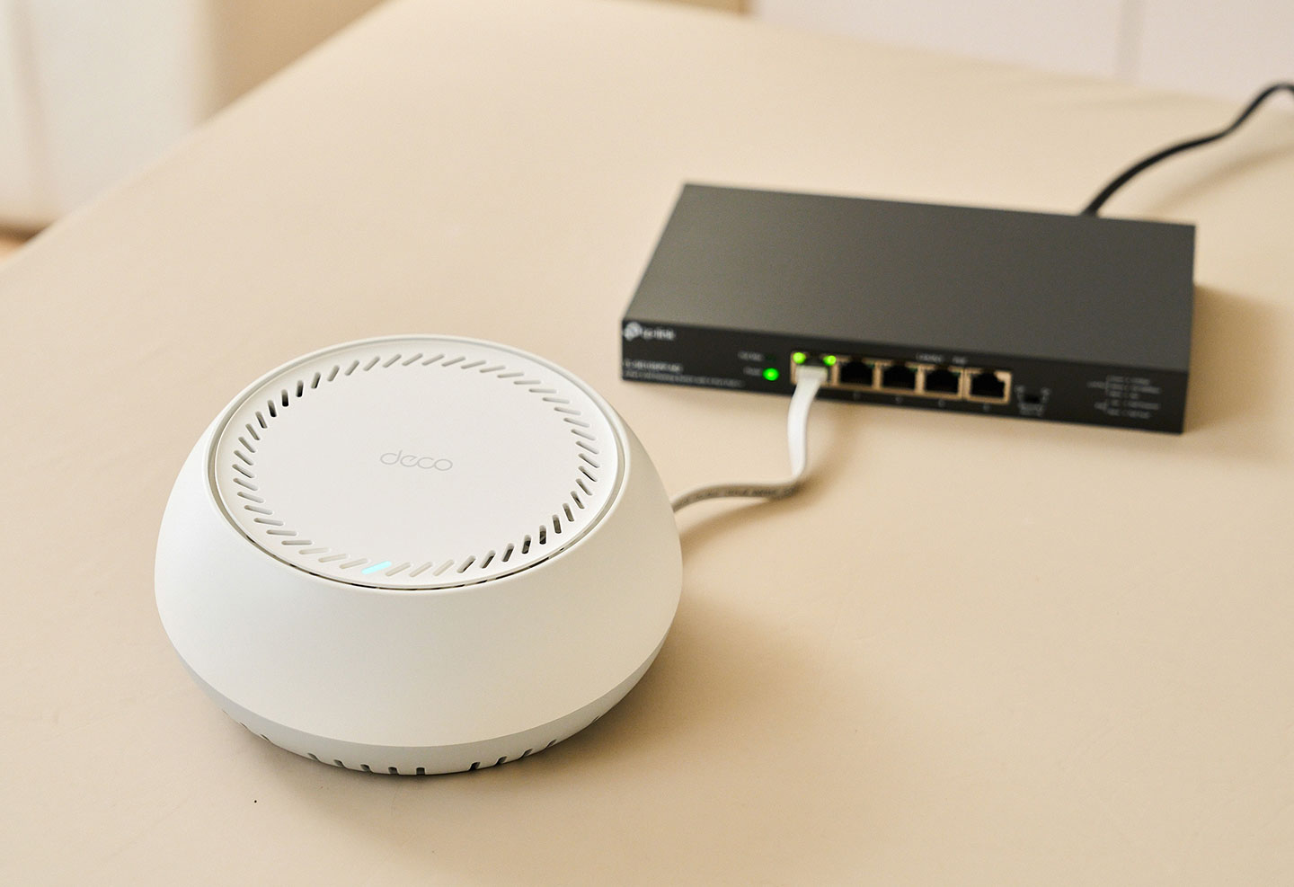 Deco BE65-PoE 可支援 PoE 供電，透過網路線連接至支援 PoE 的網路交換器即可同時傳輸網路訊號與供電。