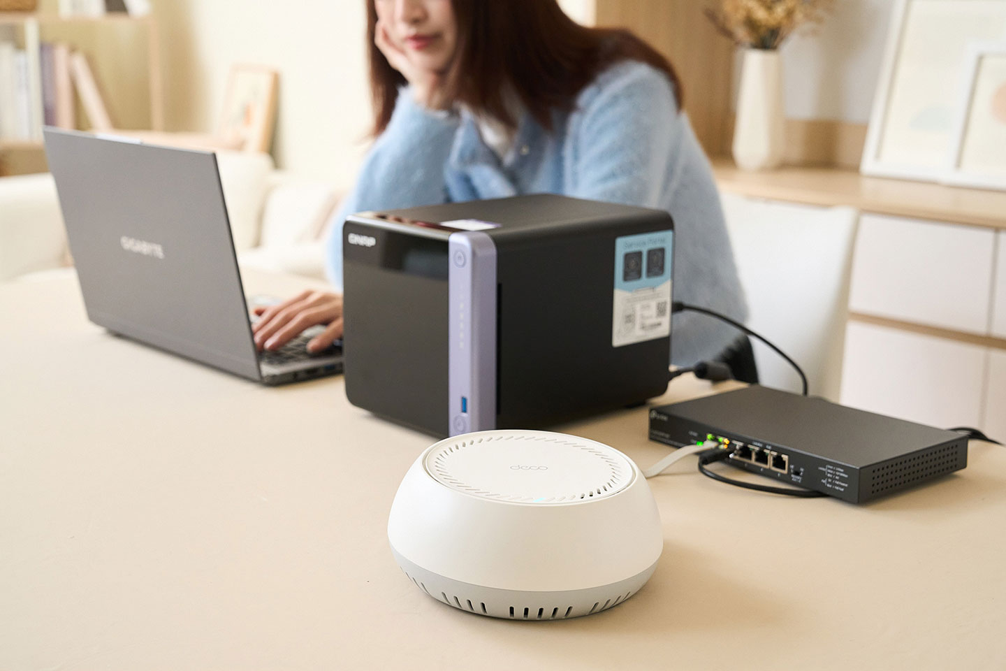 TL-SG105PP-M2 除了可以直接連接 Deco BE65-PoE 供電，2.5GbE 的規格也能支援 NAS 或是桌上型主機使用，提供更高的傳輸效率。