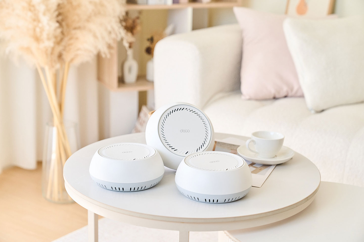 TP-Link Deco BE65-PoE 一組三機可滿足 220 坪超大空間範圍的訊號涵蓋，無論是大坪數、多隔間住家或是多層樓透天厝都能輕鬆支援。