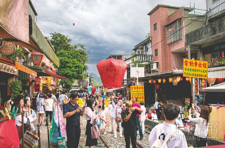別錯過！2026元宵天燈蜂炮攝影秘訣，從器材到技巧一次看懂！