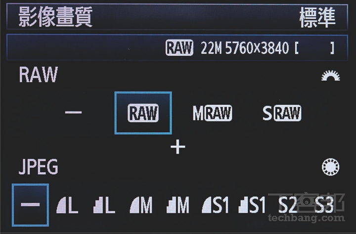 夜晚拍攝蜂炮要留意光圈值和快門速度的搭配，並記得採用 RAW 格式記錄。