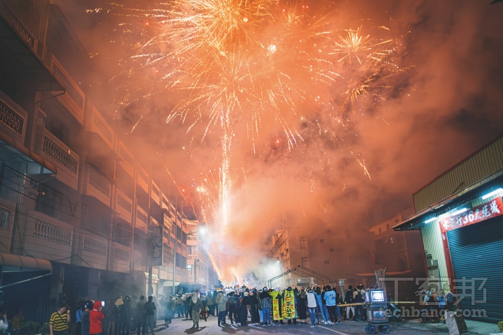 看到煙火施放記得往後退一些，用廣角鏡頭輔以防手震拍攝，方能留下震撼影像。