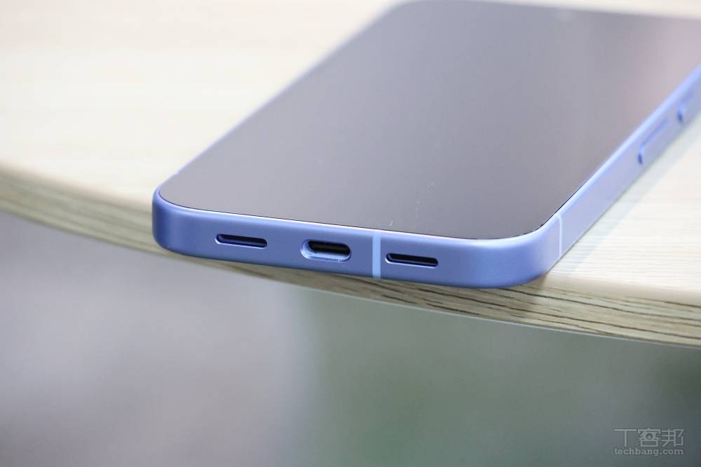 底部為 USB-C、喇叭。